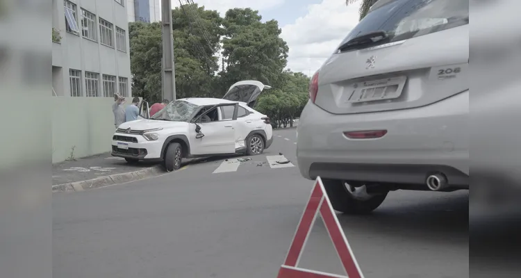 Confira imagens do momento em que idosa é retirada de carro capotado em PG