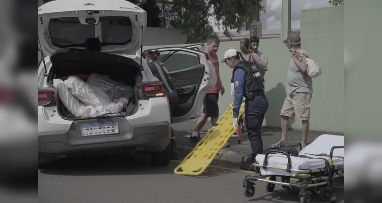 Confira imagens do momento em que idosa é retirada de carro capotado em PG