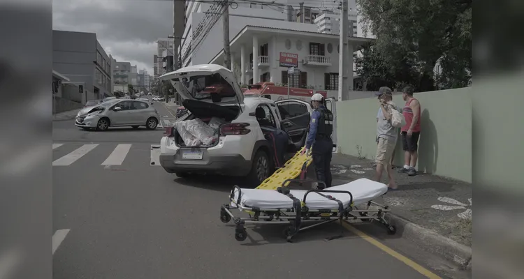 Confira imagens do momento em que idosa é retirada de carro capotado em PG