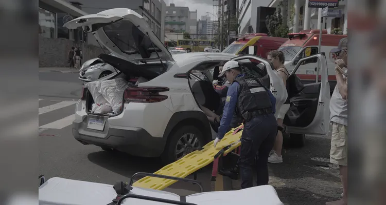 Confira imagens do momento em que idosa é retirada de carro capotado em PG