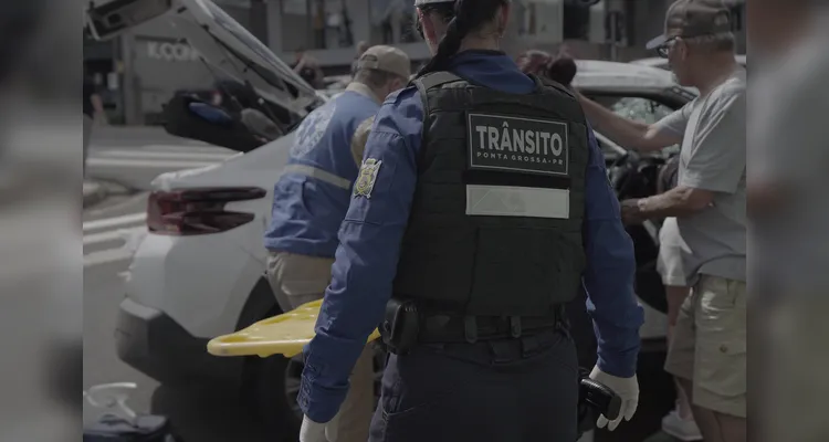 Confira imagens do momento em que idosa é retirada de carro capotado em PG