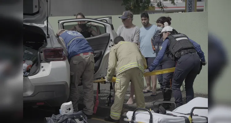 Confira imagens do momento em que idosa é retirada de carro capotado em PG