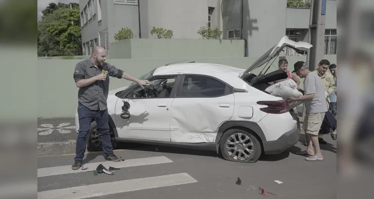 Confira imagens do momento em que idosa é retirada de carro capotado em PG