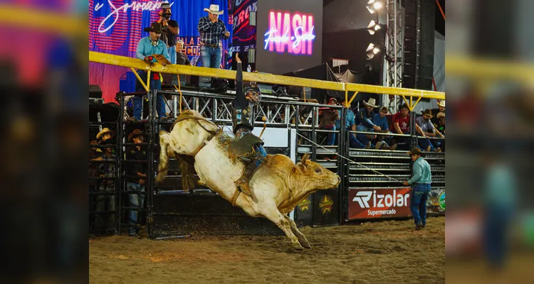Shows acontecem na arena principal da festa, após as competições do rodeio.