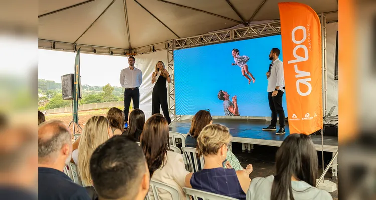 Carlos Tavarnaro, sócio-diretor da Tavarnaro Consultoria, junto com Marlucy Ricken e Rafael Bellei