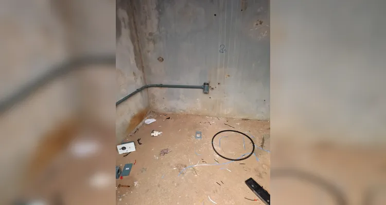 Equipamentos destruídos após ação de vândalos