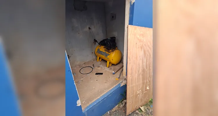 Equipamentos destruídos após ação de vândalos
