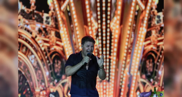 O cantor Eduardo Costa  durante a apresentacao do seu show dentro da programacao do Verao Maior Parana