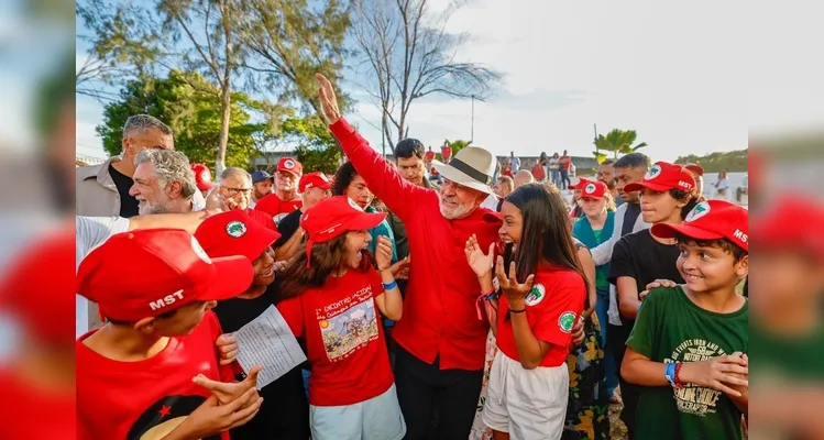 Lula anuncia pacote de R$ 2,7 bilhões para reforma agrária durante evento do MST