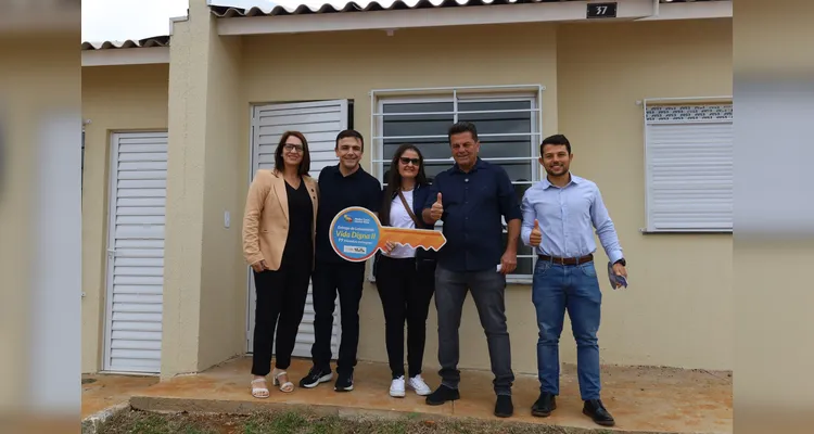 Deputado federal Aliel Machado também participou das entregas.