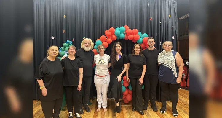 . Paralelamente, Renata atua na gestão industrial, integrando processos técnicos e qualidade com a potência humanizadora da arte.