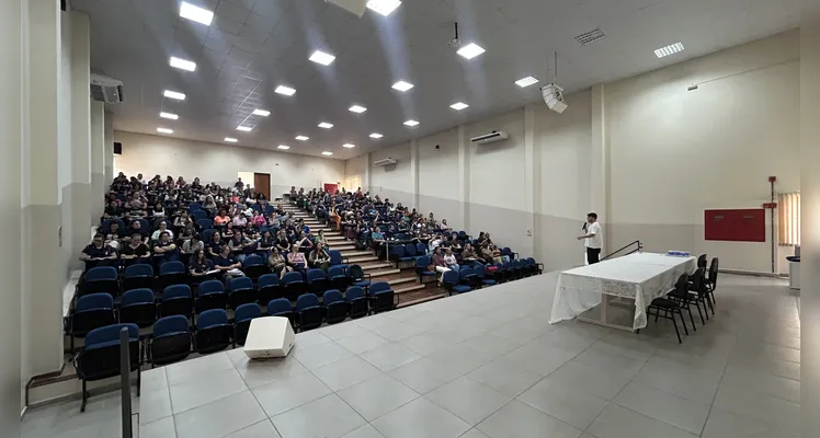 A formação reuniu mais de uma centena de participantes e detalhou os principais conceitos do Vamos Ler.