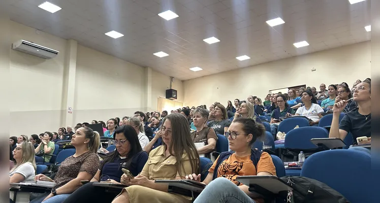 A formação reuniu mais de uma centena de participantes e detalhou os principais conceitos do Vamos Ler.