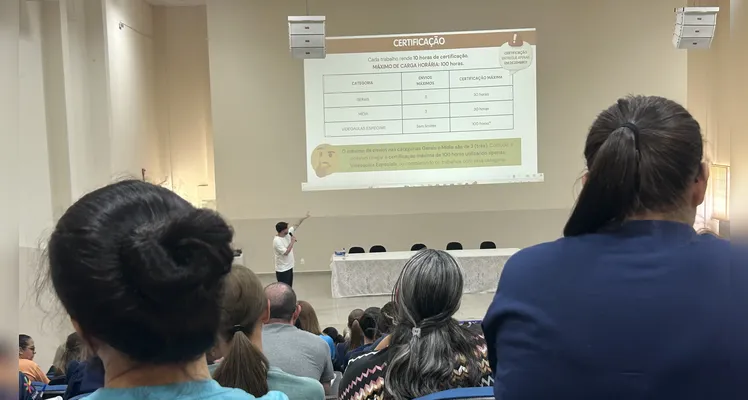 A formação reuniu mais de uma centena de participantes e detalhou os principais conceitos do Vamos Ler.