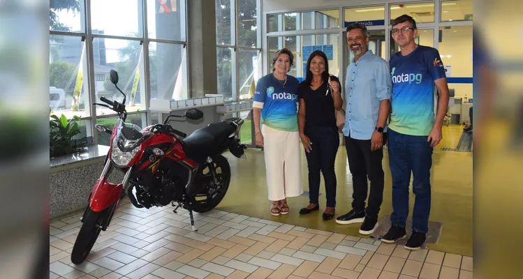 O secretário municipal, Cláudio Grokoviski, a prefeita Elizabeth Schmidt, o vice-prefeito Pastor Moisés Faria e uma dos vencedoras do prêmio, Maria Roseli de Oliveira.