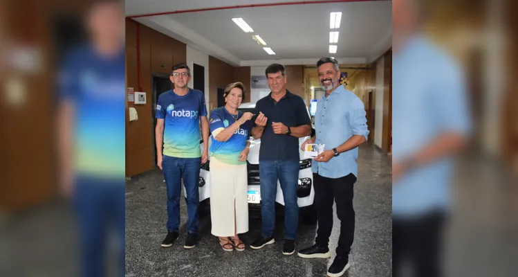 O secretário municipal, Cláudio Grokoviski, a prefeita Elizabeth Schmidt, o vice-prefeito Pastor Moisés Faria e um dos vencedores do prêmio, Eugênio Huk.