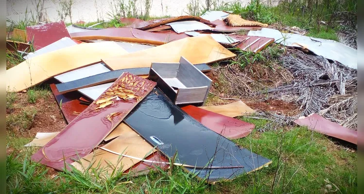 Residencial abandonado vira lixão a céu aberto em Ponta Grossa