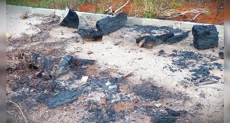 Residencial abandonado vira lixão a céu aberto em Ponta Grossa