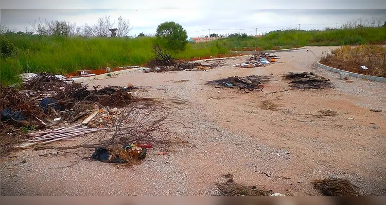 Residencial abandonado vira lixão a céu aberto em Ponta Grossa