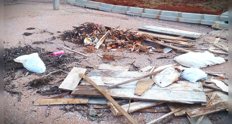 Residencial abandonado vira lixão a céu aberto em Ponta Grossa