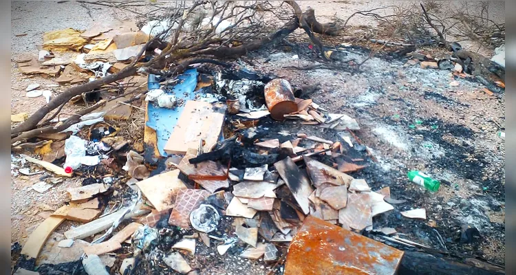 Residencial abandonado vira lixão a céu aberto em Ponta Grossa