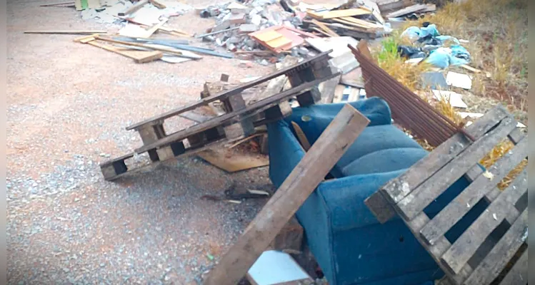 Residencial abandonado vira lixão a céu aberto em Ponta Grossa