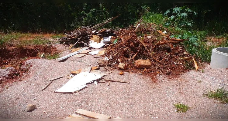Residencial abandonado vira lixão a céu aberto em Ponta Grossa