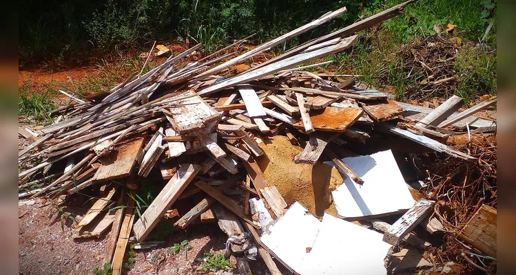 Residencial abandonado vira lixão a céu aberto em Ponta Grossa