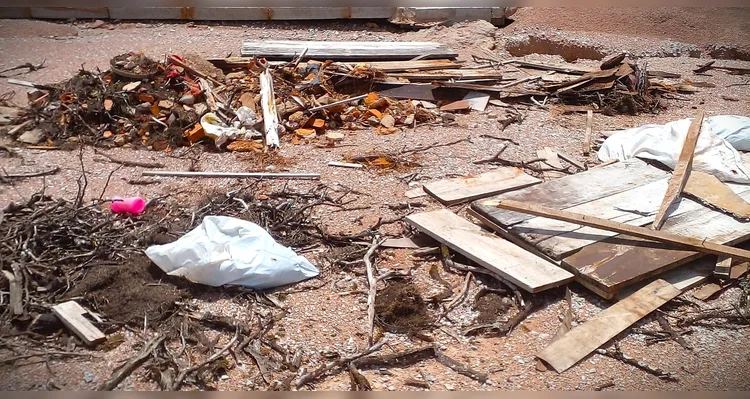 Residencial abandonado vira lixão a céu aberto em Ponta Grossa