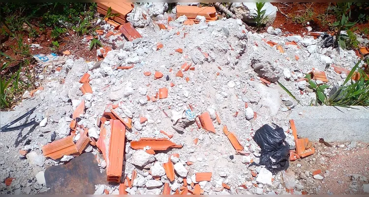 Residencial abandonado vira lixão a céu aberto em Ponta Grossa