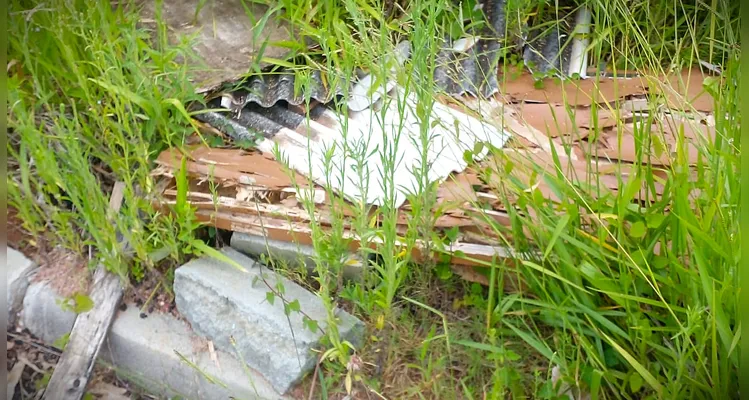 Residencial abandonado vira lixão a céu aberto em Ponta Grossa