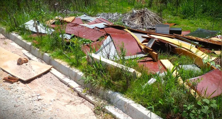 Residencial abandonado vira lixão a céu aberto em Ponta Grossa