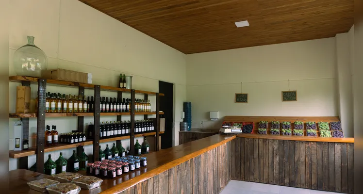 Loja dentro da propriedade vende vinhos, sucos e outros derivados