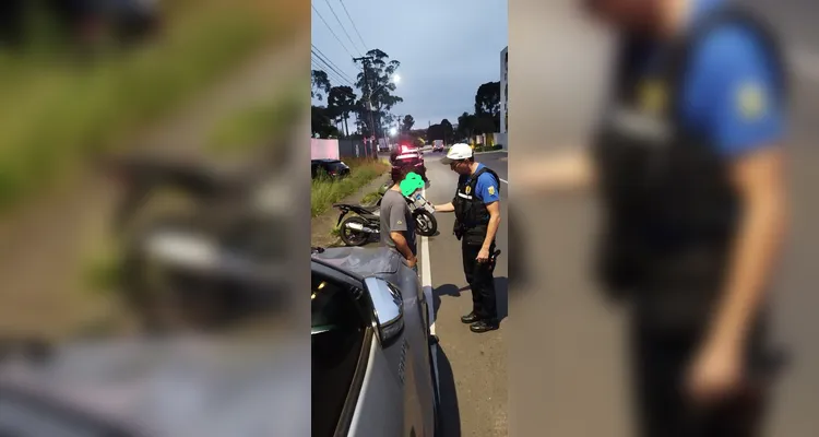 Motorista embriagado colide com muro no Centro de Ponta Grossa
