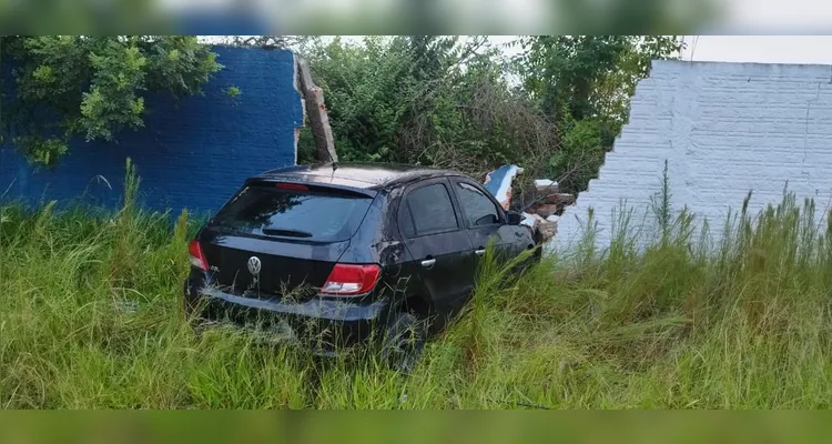 Motorista embriagado colide com muro no Centro de Ponta Grossa