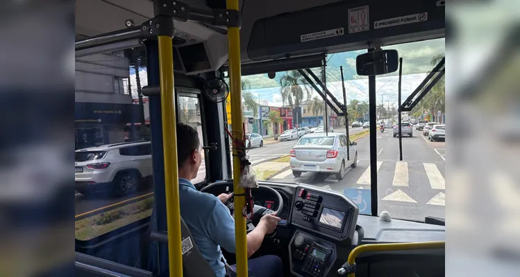 Motorista conduzindo 'Super Articulado'