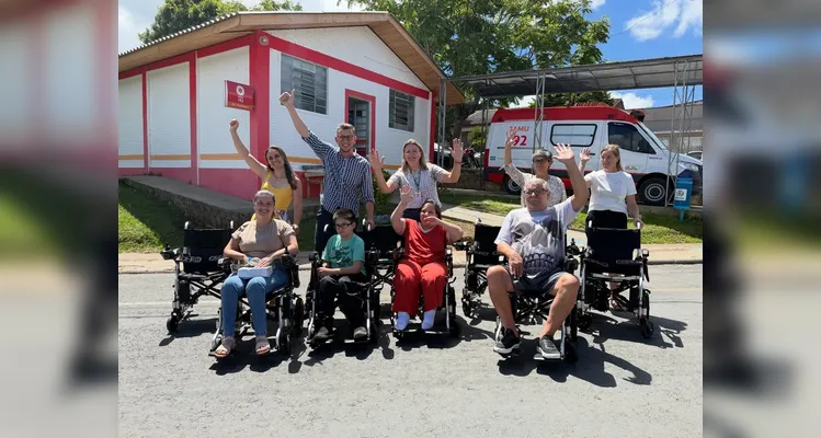 Rio Azul entrega 10 cadeiras de rodas motorizadas em programa inédito