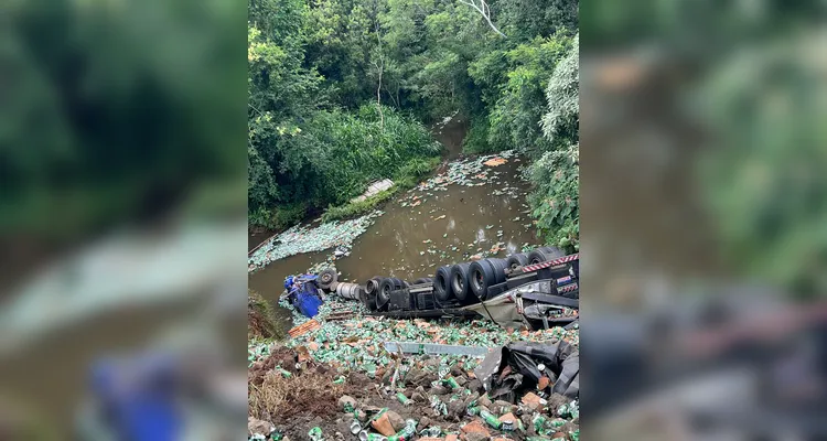 Pessoas são presas por roubar cervejas de caminhão tombado em Imbaú