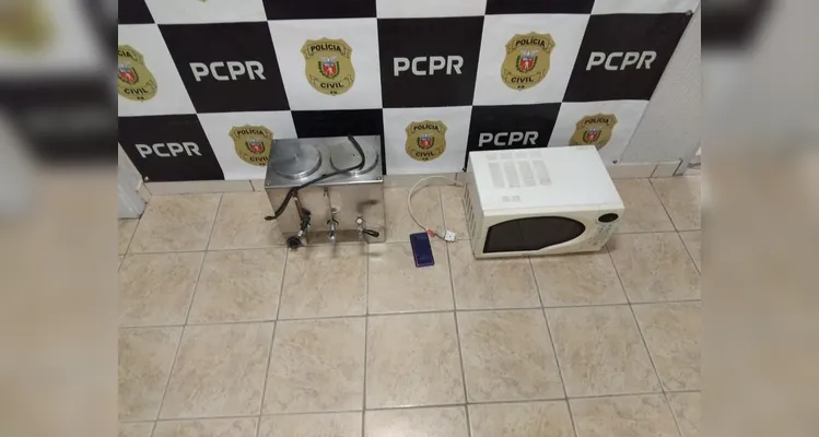 Os objetos foram recuperados e devolvidos à vítima.