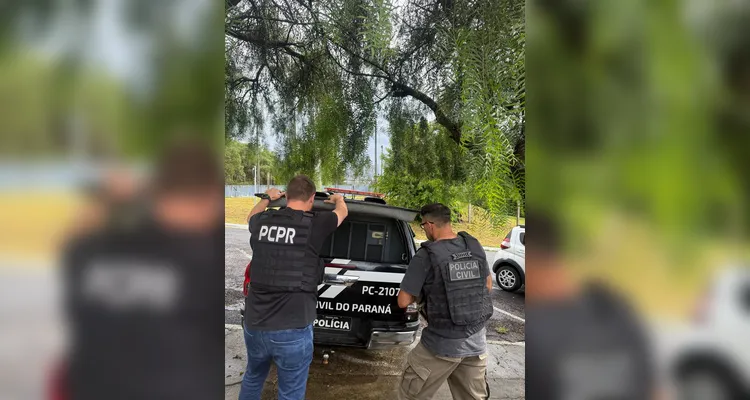 Policiais efetuaram a prisão dos indivíduos.