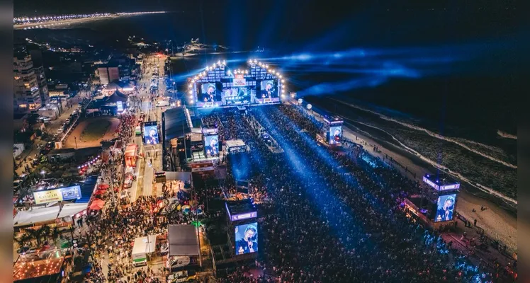 Roupa Nova reúne 150 mil pessoas em Matinhos; veja fotos do show