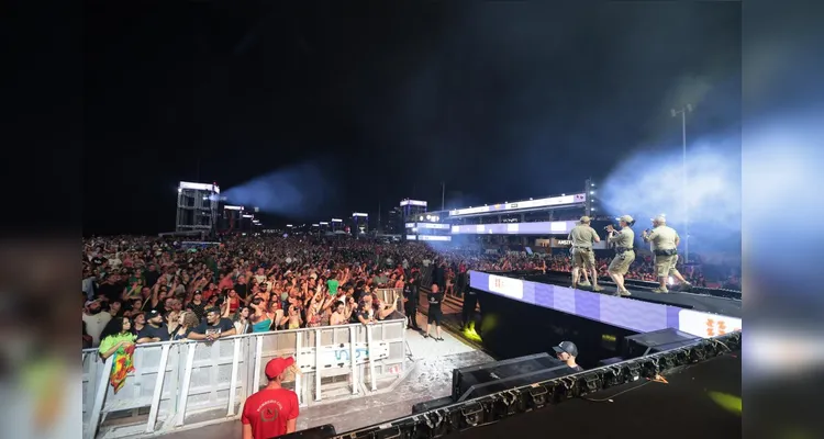 Com repertório variado, Banda da PM anima milhares de pessoas antes do show do Roupa Nova