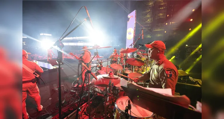 Com repertório variado, Banda da PM anima milhares de pessoas antes do show do Roupa Nova