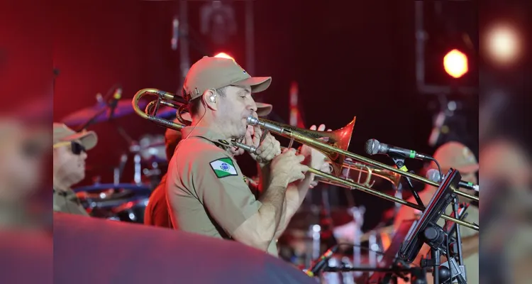 Com repertório variado, Banda da PM anima milhares de pessoas antes do show do Roupa Nova