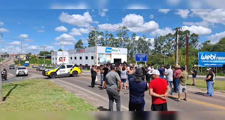 Manifestação bloqueia trecho da PR-340 em Castro por mais segurança no trânsito