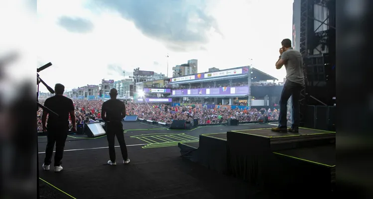 Gusttavo Lima faz show de 3 horas para 265 mil pessoas em Matinhos; confira os registros