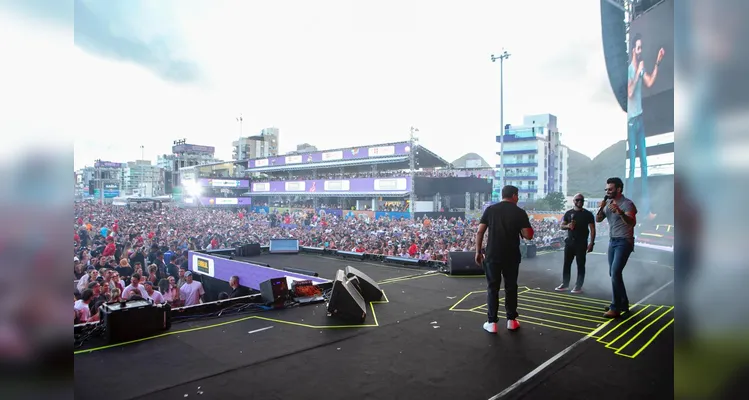 Gusttavo Lima faz show de 3 horas para 265 mil pessoas em Matinhos; confira os registros