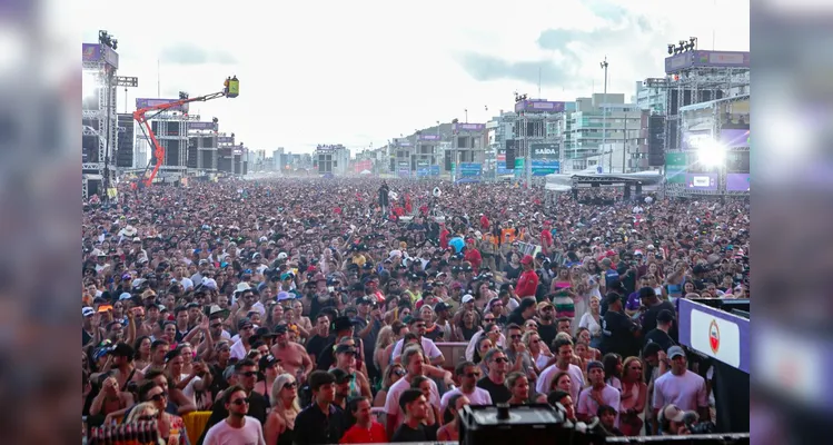 Gusttavo Lima faz show de 3 horas para 265 mil pessoas em Matinhos; confira os registros