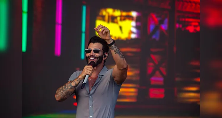 Gusttavo Lima faz show de 3 horas para 265 mil pessoas em Matinhos; confira os registros