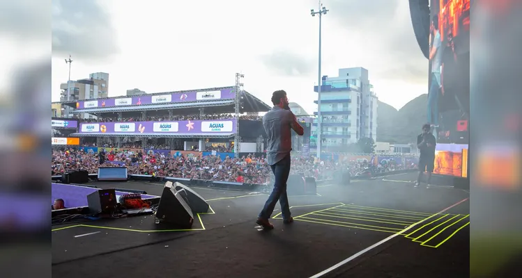 Gusttavo Lima faz show de 3 horas para 265 mil pessoas em Matinhos; confira os registros